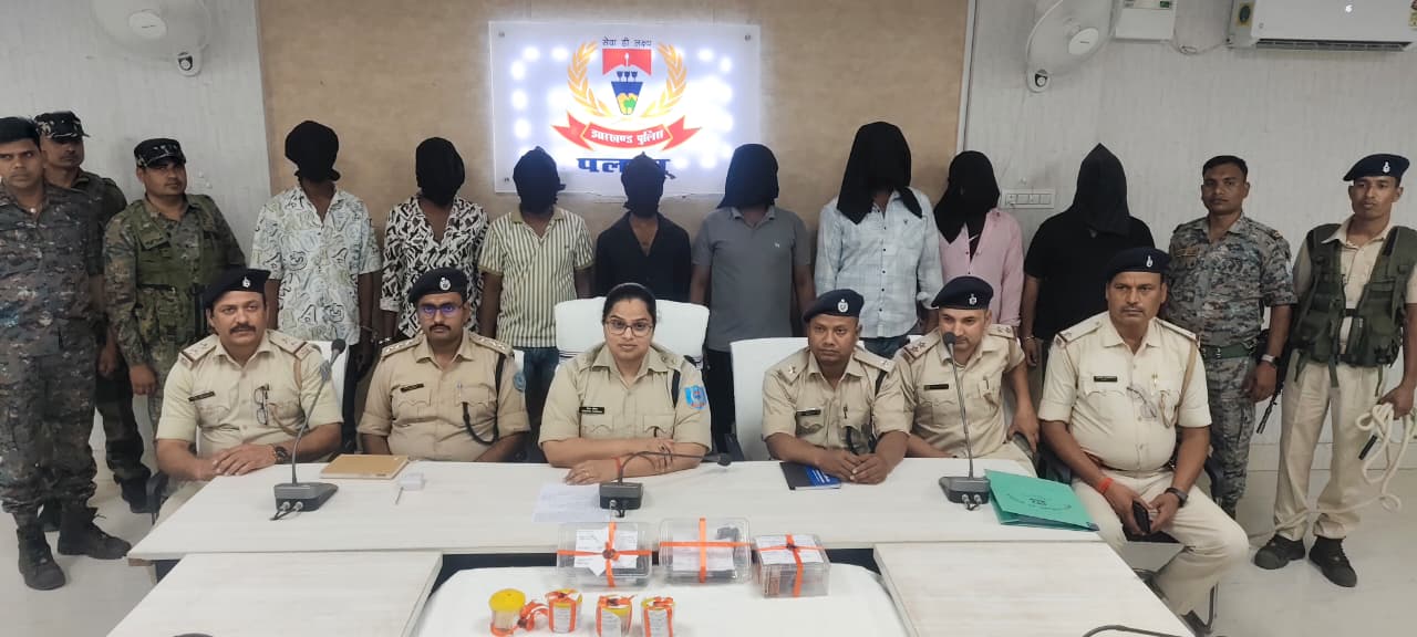 पलामूः युवक के अपहरण की कोशिश व मारपीट के 8 आरोपी गिरफ्तार, हथियार बरामद