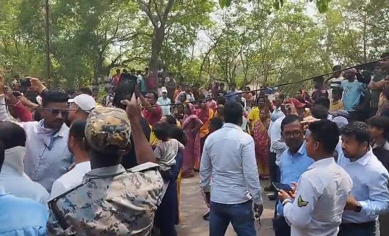 धनबादः भू-धंसान के बाद भड़का गुस्सा, बीसीसीएल अधिकारियों पर पथराव, गैस रिसाव से दहशत