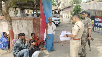 लातेहार एसपी ने मनिका थाना का किया निरीक्षण, लंबित कांडों के शीघ्र निष्पादन का निर्देश