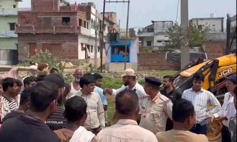 धनबादः मटकुरिया फ्लाईओवर निर्माण को लेकर अतिक्रमण हटाने का काम तेज