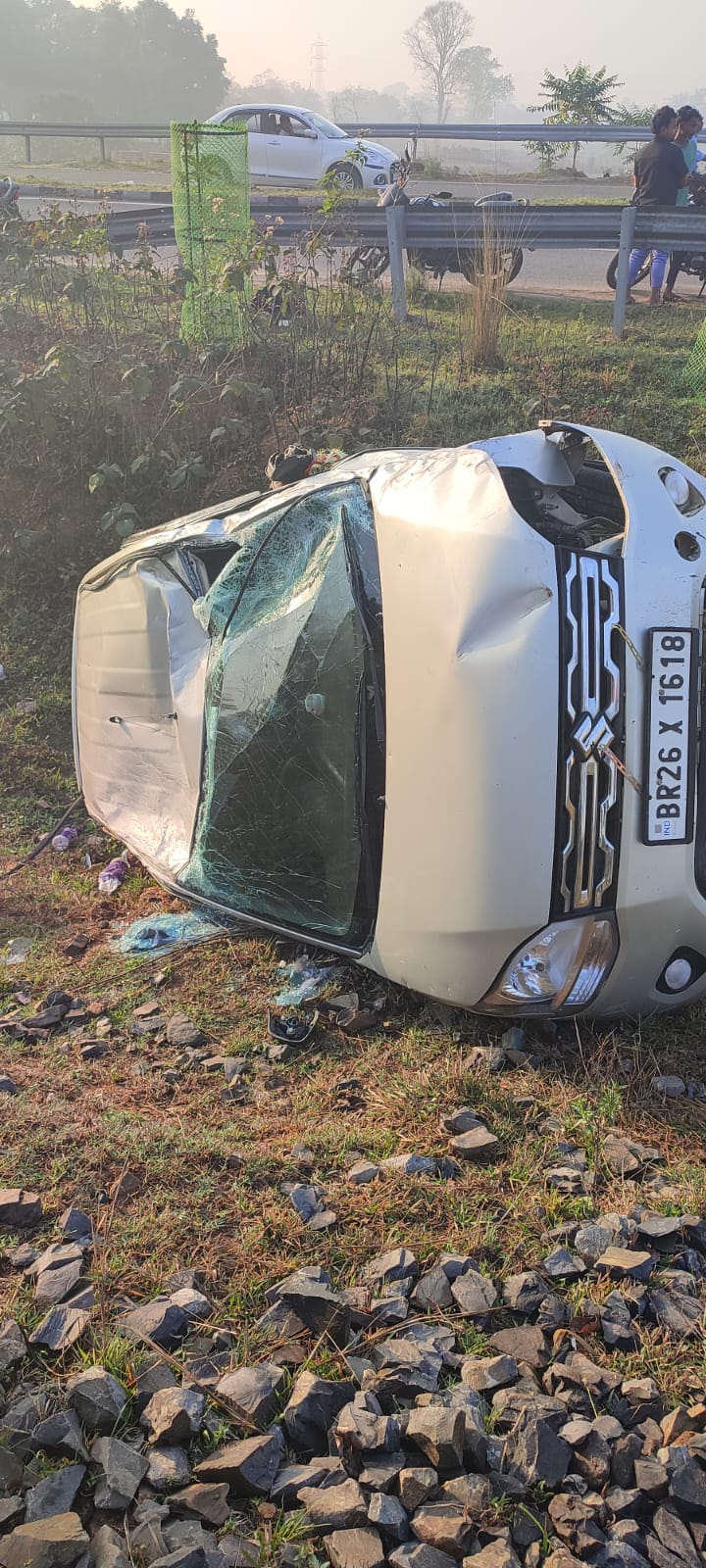 रामगढ़ः अनियंत्रित कार गड्ढे में गिरी, बाल-बाल बचे सवार