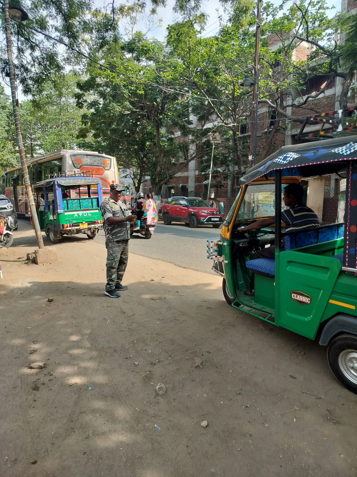 लातेहारः प्रशासन ने सड़क किनारे से हटाया अतिक्रमण