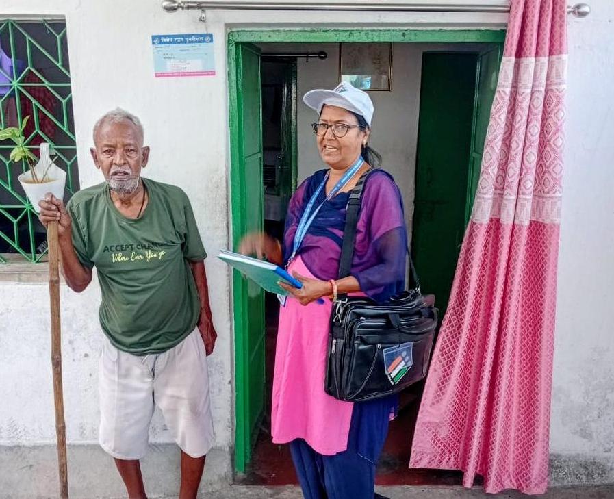 धनबाद में एसआईआर की तैयारी तेज, घर-घर स्टीकर चिपका रहे BLO