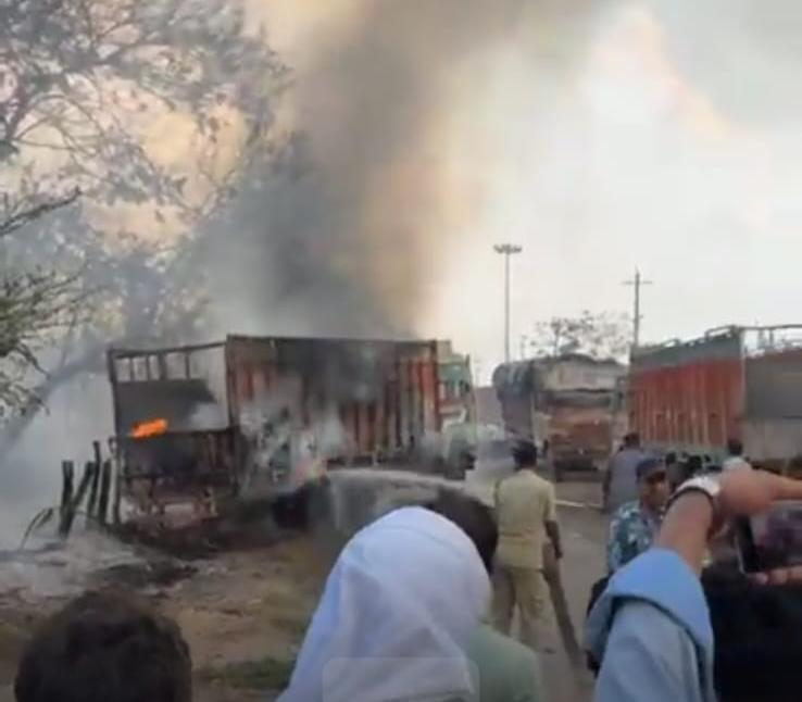 Palamu News : खड़े ट्रक में लगी आग, अफरातफरी