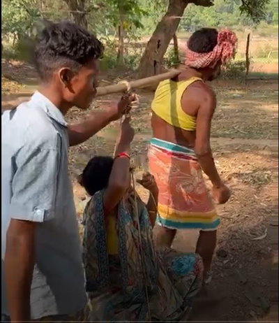Gumla News : प्रसव पीड़ा से परेशान गर्भवती को बहंगी पर 4 किमी दूर अस्पताल पहुंचाया