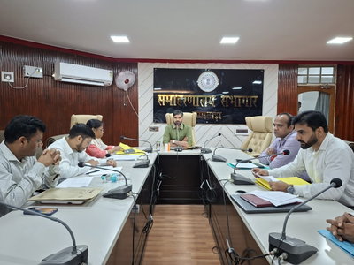 Jamtara News : राजस्व से जुड़े लंबित मामलों का निष्पादन जल्द करें- डीसी