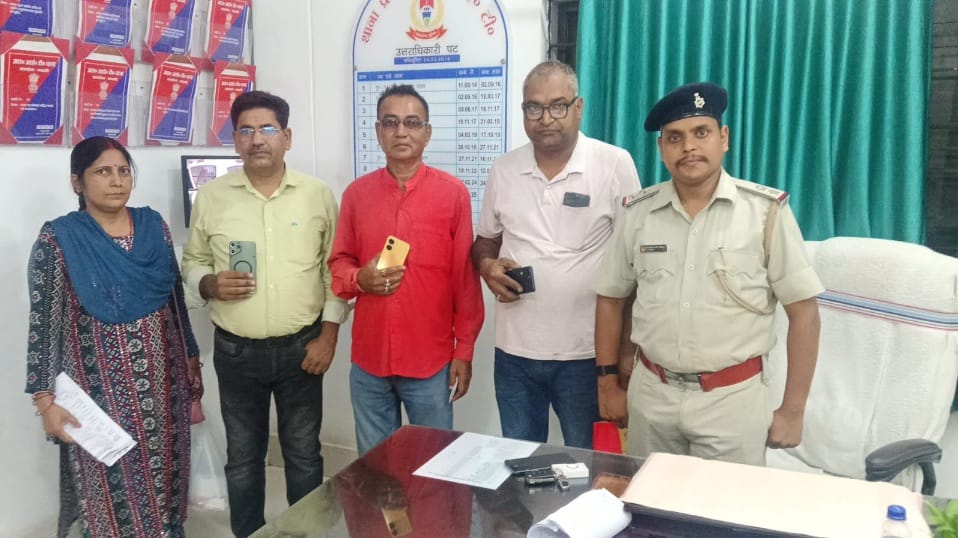 Seraikela News: 4 गुम मोबाइल बरामद, पुलिस ने असली मालिक को सौंपा
