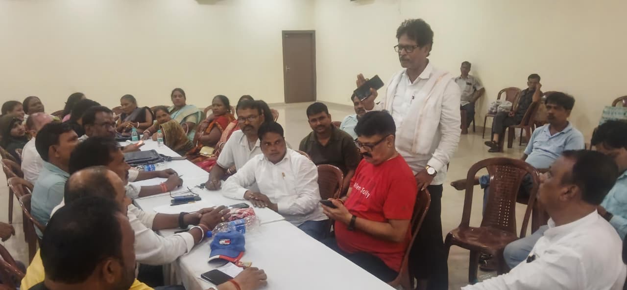Dhanbad News : निगम की कार्यप्रणाली से पार्षद नाराज, फंड की कमी व सफाई व्यवस्था पर उठे सवाल