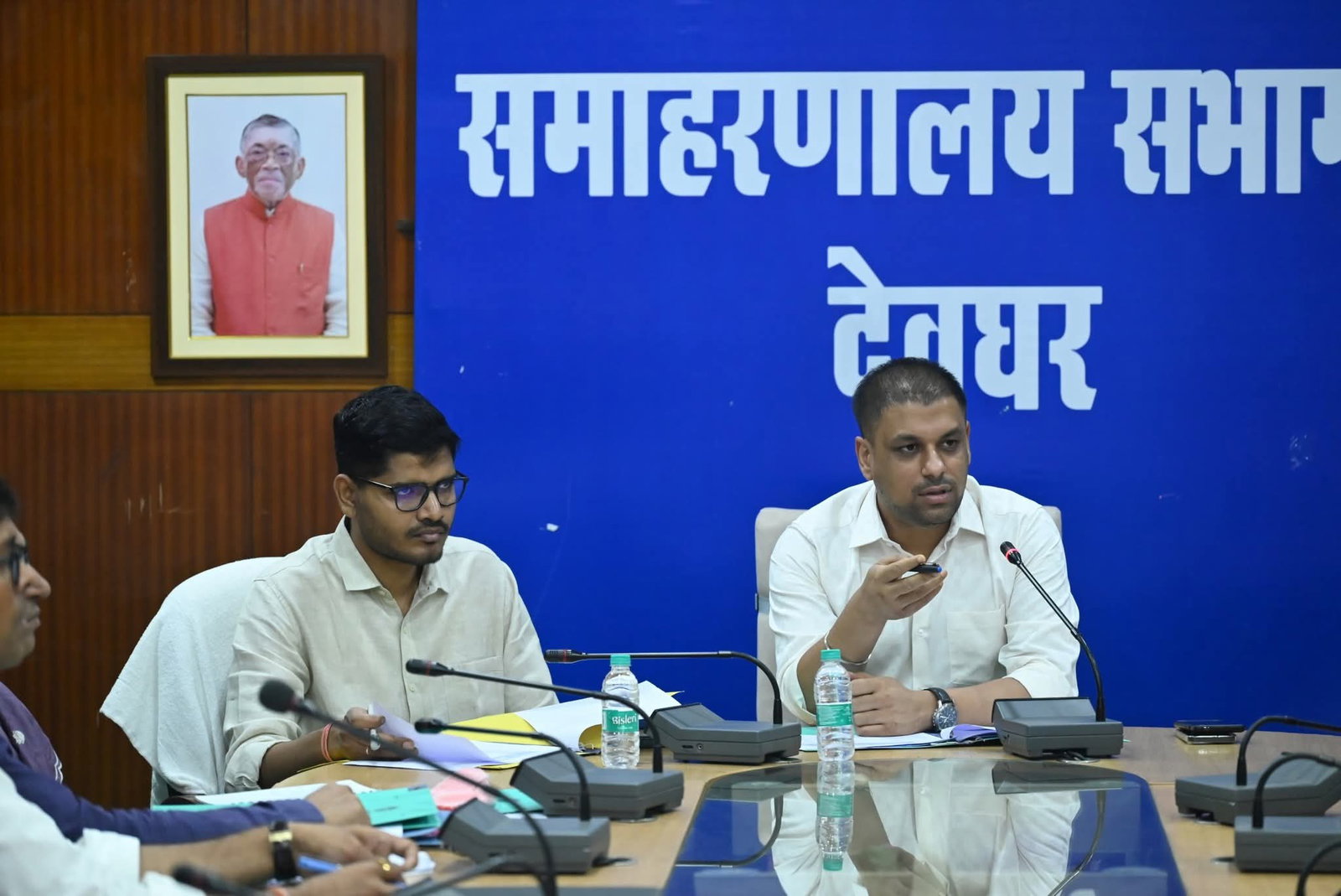 Deoghar News : स्कूलों में बच्चों का ड्रॉप आउट रोकें, MDM की गुणवत्ता सुधारें- डीसी