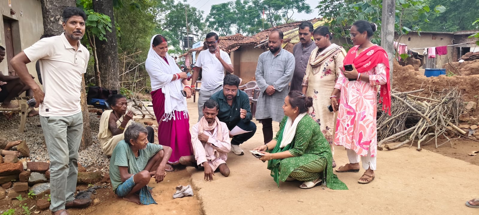 Bokaro News : सोशल मीडिया पर मिली सूचना पर बुजुर्ग के घर पहुंची बीडीओ, पेंशन की प्रक्रिया शुरू