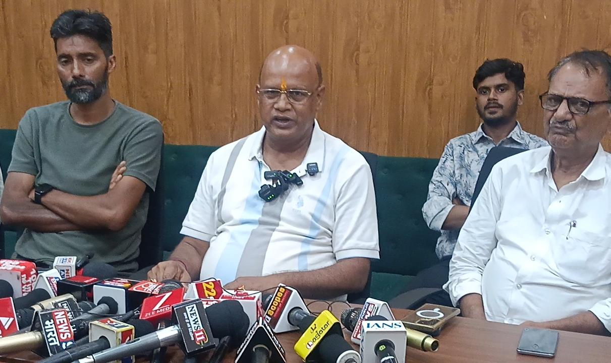 Dhanbad News : ढुल्लू महतो के आरोपों पर अरूप चटर्जी का पलटवार, कहा- सांसद के गैंगस्टर प्रिंस खान से हैं संबंध