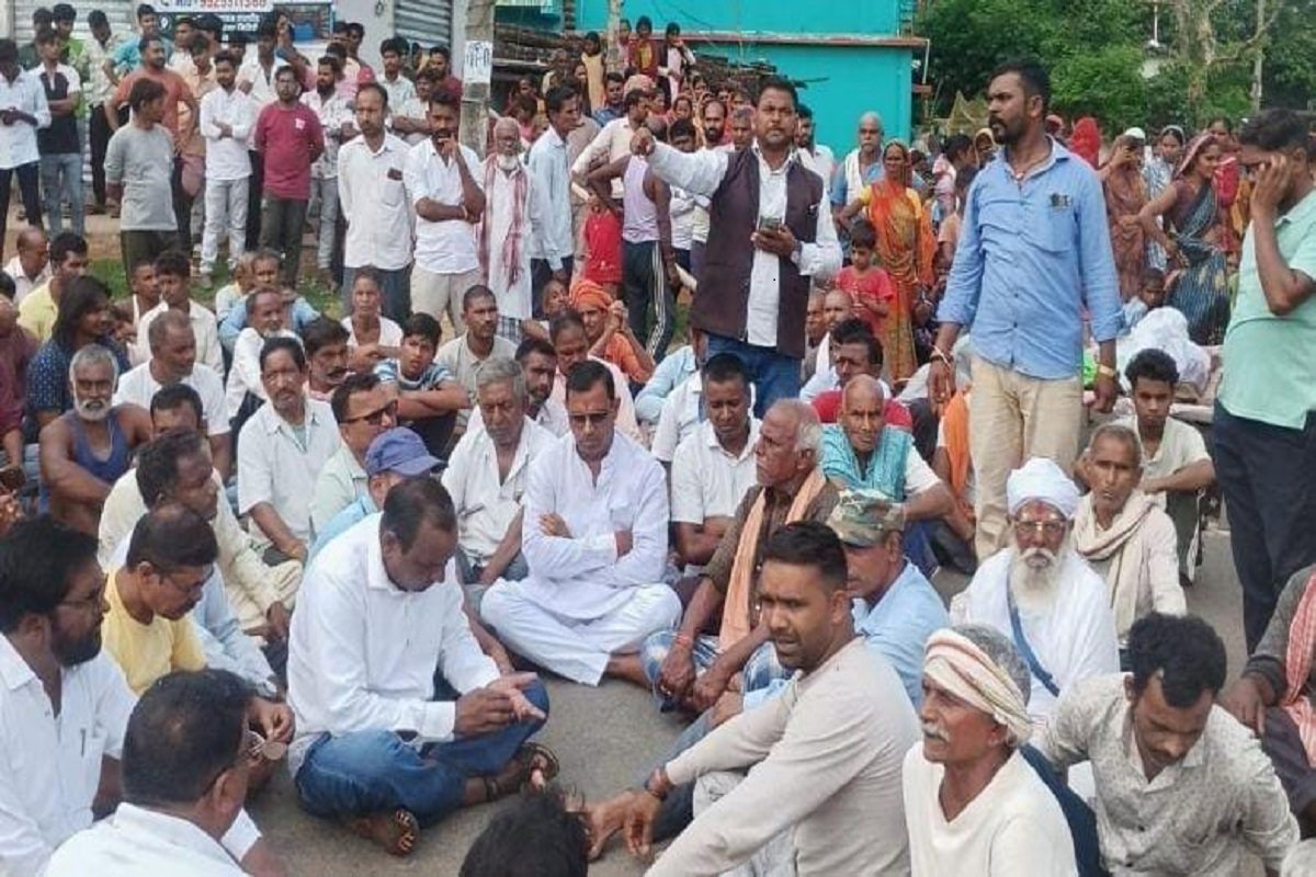 Giridih News : जमीन विवाद में पेट्रोल छिड़क कर जलाए गए सहोदर यादव की मौत, विरोध में सड़क जाम