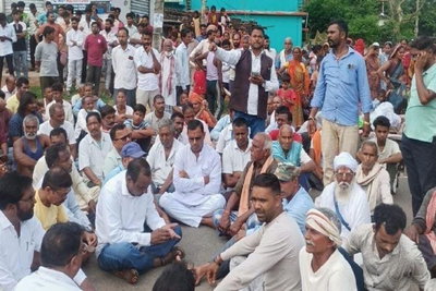 Giridih News :  जमीन विवाद में पेट्रोल छिड़क कर जलाए गए सहोदर यादव की मौत, विरोध में सड़क जाम