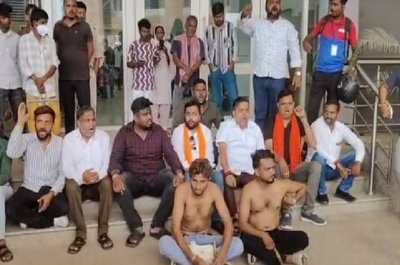 Jamshedpur News : MGM अस्पताल में हंगामा, भाजपा नेता का होमगार्ड जवानों पर मारपीट का आरोप, धरने पर बैठे