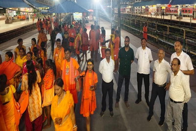 Dhanbad News : धनबाद रेलवे स्टेशन पर कांवरियों के लिए विशेष सुविधा