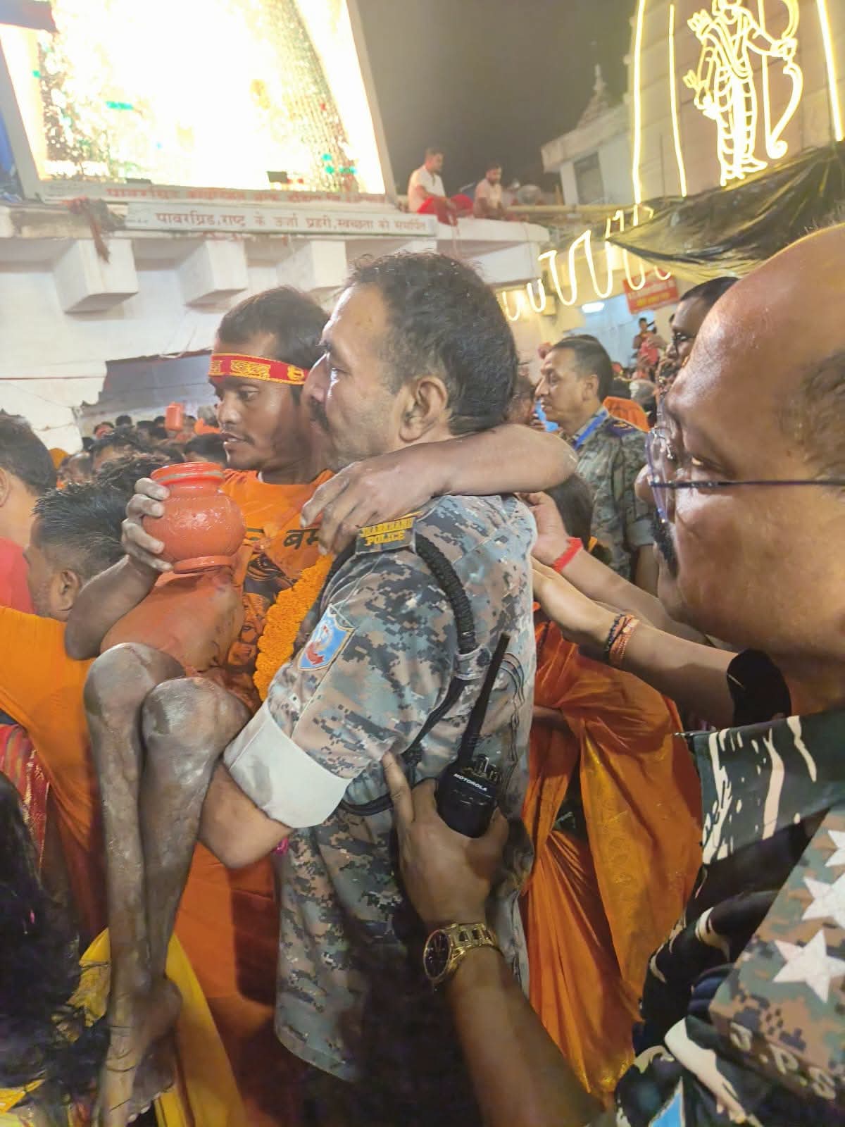 Deoghar News : पुलिस ने दिव्यांग कांवरिया को गोद में लेकर कराया जलार्पण