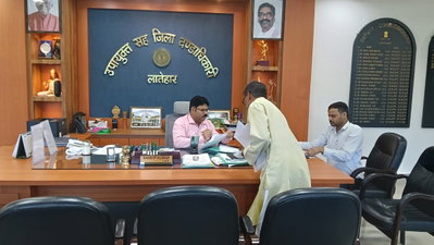 Latehar News : डीसी ने सुनीं लोगों की समस्याएं, दिया जल्द समाधान का आश्वासन