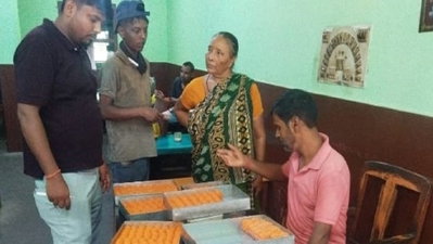 Saraikela News : गम्हरिया के होटल में फूड सेफ्टी का छापा, फफूंद लगे 30 किलो लड्डू नष्ट