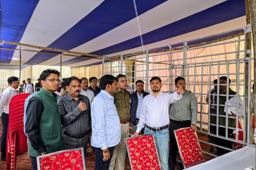धनबादः DC-SSP ने चुनाव तैयारियों का लिया जायजा, डिस्पैच–रिसीविंग सेंटर का किया निरीक्षण