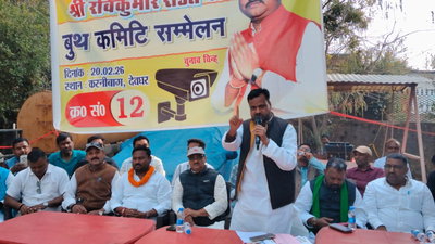 देवघरः झामुमो समर्थित मेयर प्रत्याशी रवि राउत के लिए जिला अध्यक्ष ने मांगा वोट