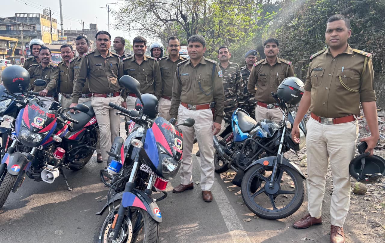 धनबादः नगर निगम चुनाव से पहले सिटी हॉक्स का फ्लैग मार्च