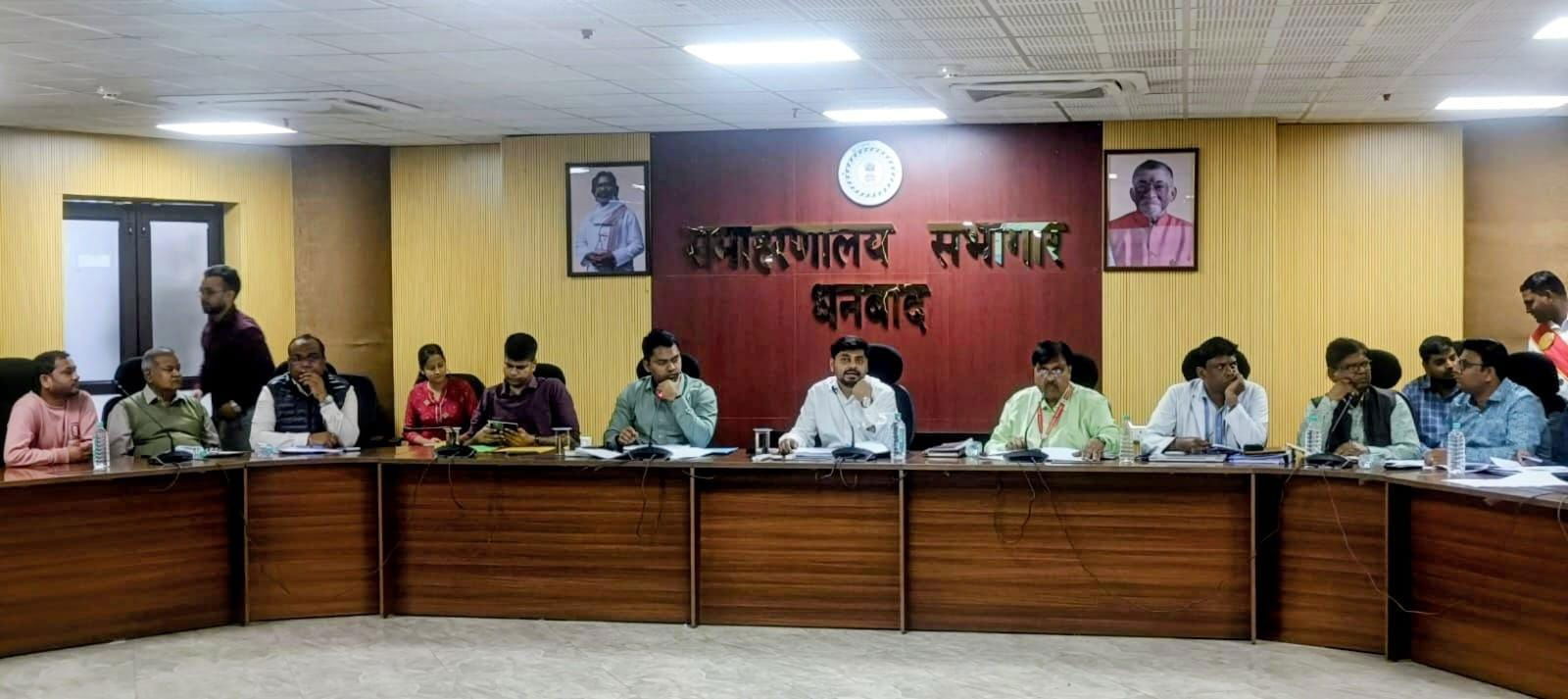 धनबादः स्वास्थ्य सेवाओं में सुधार को लेकर डीसी सख्त, सदर अस्पताल में टेस्ट बढ़ाने का निर्देश