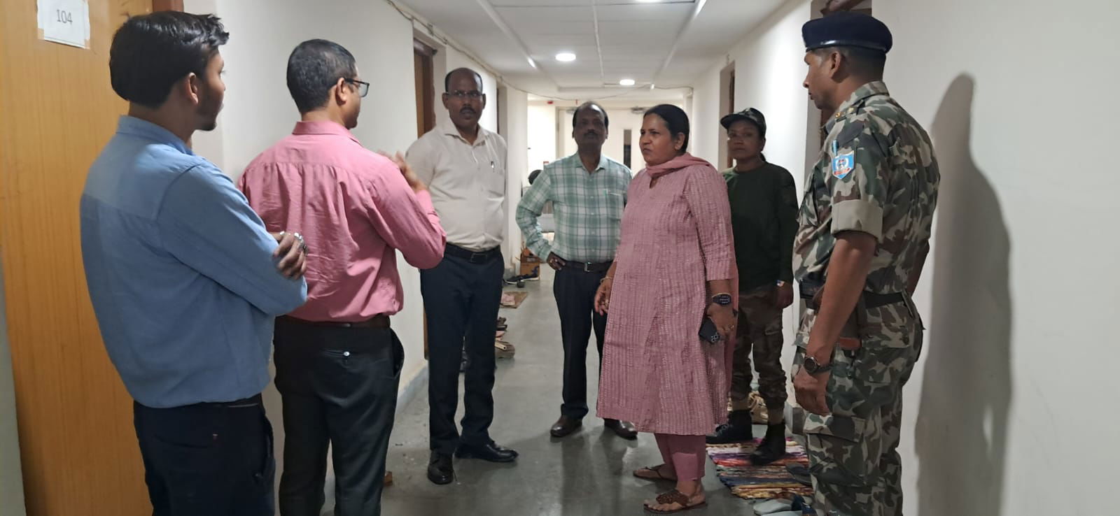 पलामूः कमिश्नर ने परिवहन कार्यालय व MMCH का किया निरीक्षण, दिए निर्देश