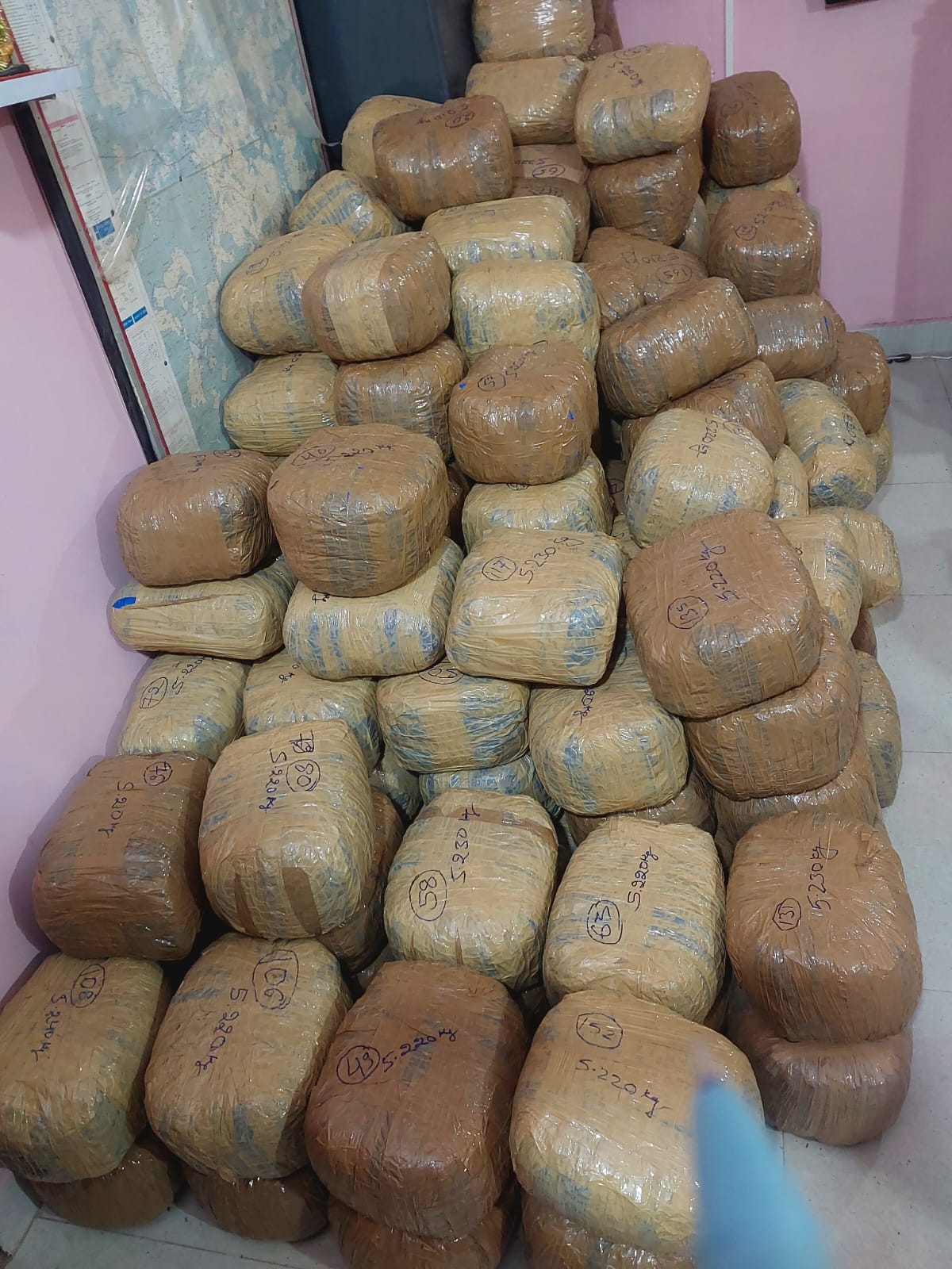 लातेहारः पुलिस ने ट्रक से 997 किलो गांजा किया बरामद