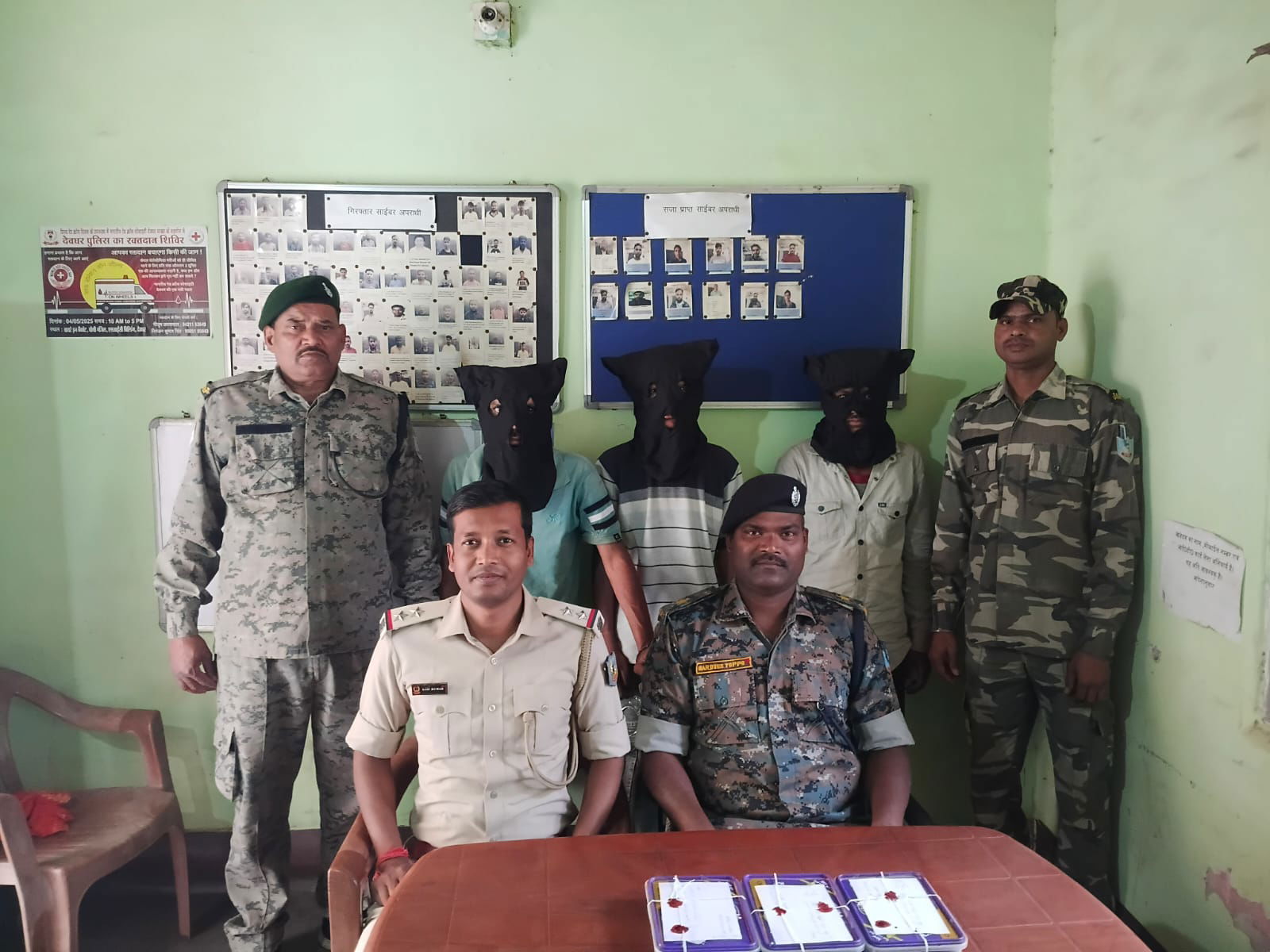 देवघरः 3 साइबर अपराधी गिरफ्तार, 4 मोबाइल व 5300 रुपए बरामद