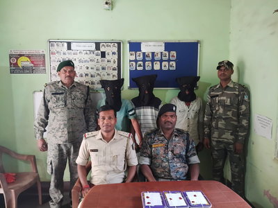 देवघरः 3 साइबर अपराधी गिरफ्तार, 4 मोबाइल व 5300 रुपए बरामद