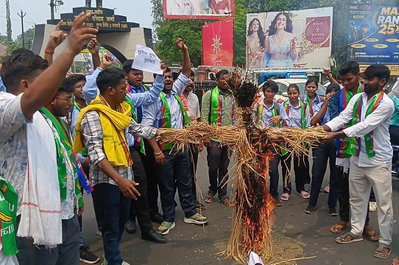 Dhanbad News : क्लस्टर सिस्टम के खिलाफ आजसू छात्र संघ का प्रदर्शन, सरकार का पुतला फूंका
