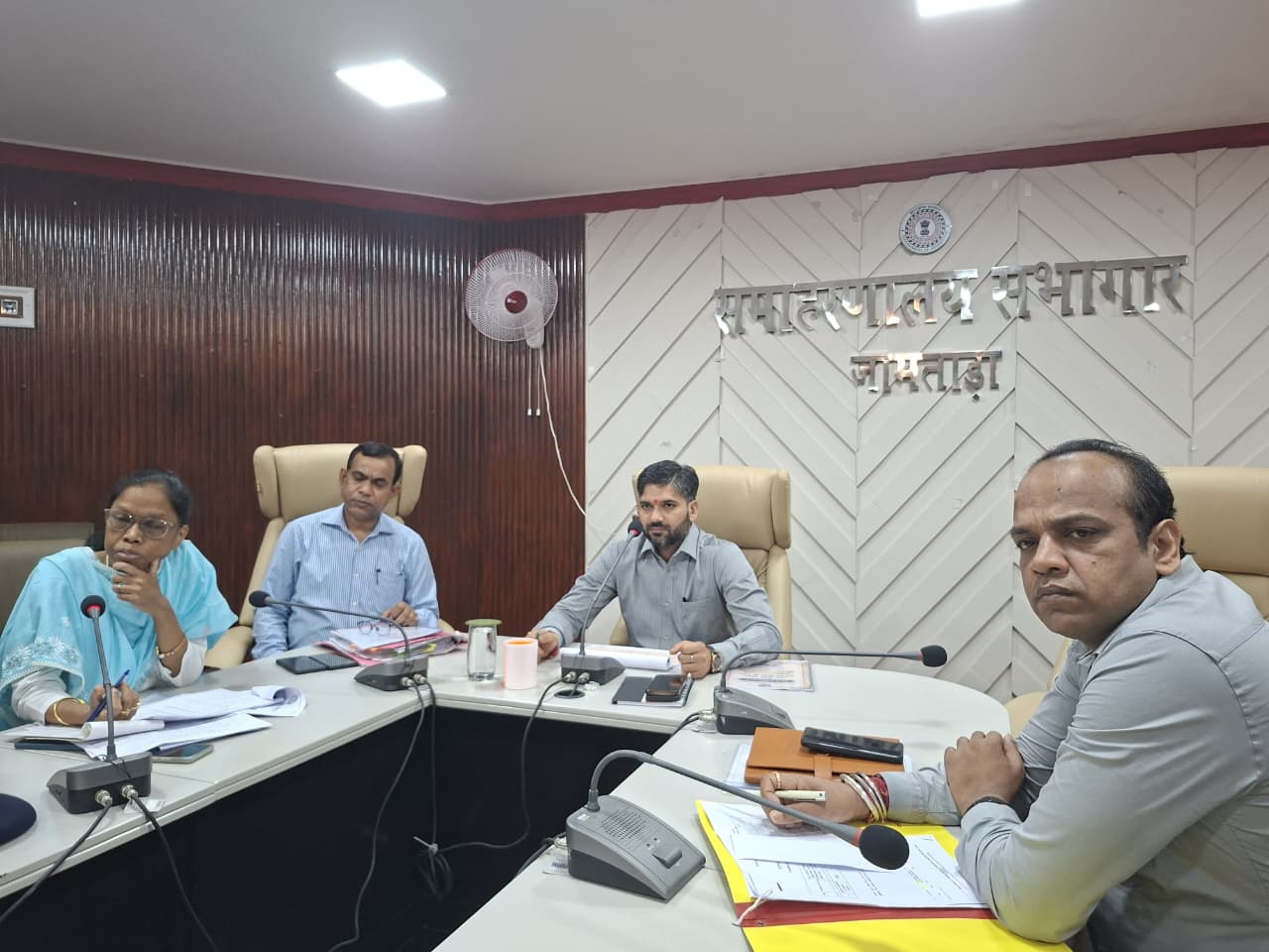 Jamtara News : बालू घाटों की बंदोबस्ती में तेजी लाएं, अवैध खनन पर रखें नजर- डीसी