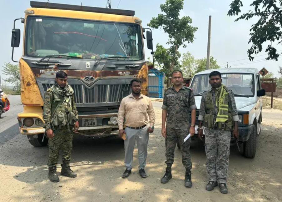 Palamu News : गिट्टी लदे दो हाइवा चुकरू मोड़ से जब्त
