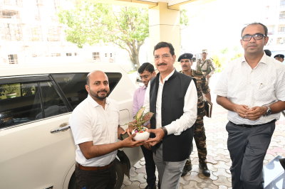 Ramgarh News : डीसी ने पीवीयूएनएल का किया दौरा, संयंत्र की प्रगति व अन्य बिंदुओं पर की समीक्षा