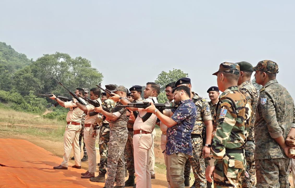 Dhanbad News : पुलिस का वार्षिक फायरिंग अभ्यास शुरू, DC-SSP ने साधा सटीक निशाना