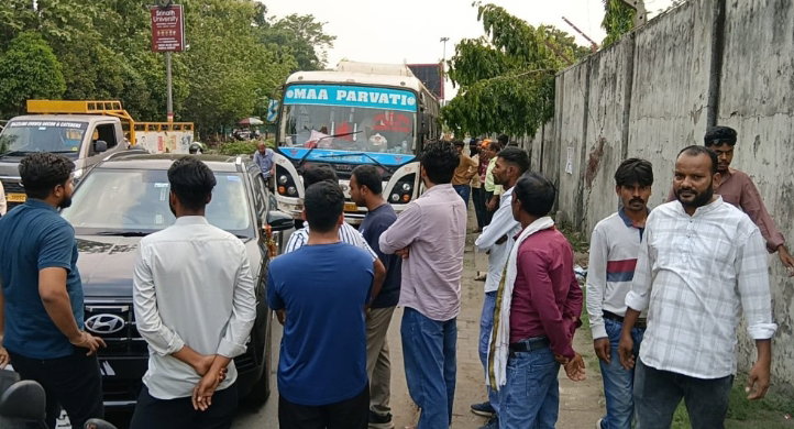 Jamshedpur News : हाथी-घोड़ा मंदिर के पास बस व कार में टक्कर, मुआवजे को लेकर हंगामा