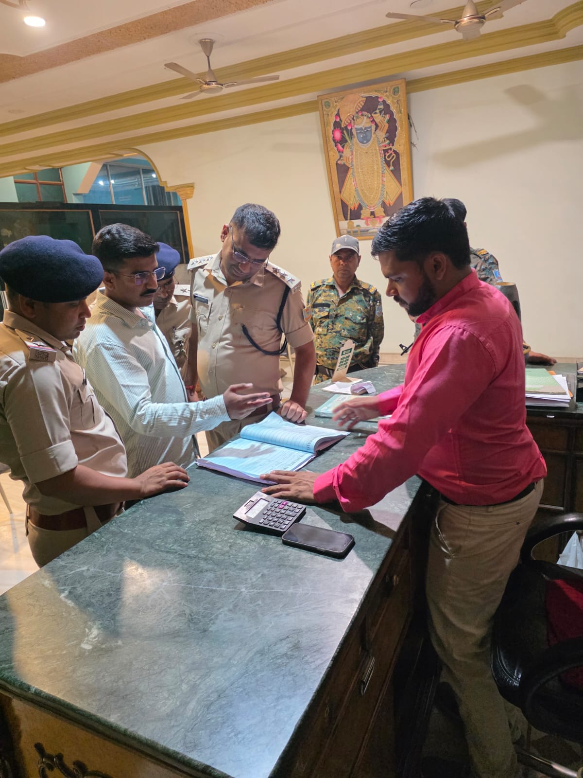 Hazaribagh News : नीट परीक्षा को लेकर होटलों की सघन जांच, संदिग्ध गतिविधियों पर प्रशासन की कड़ी नजर