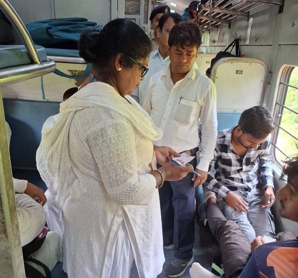 Dhanbad News : ट्रेनों व स्टेशनों पर सघन टिकट जांच अभियान, 117 यात्री पकड़ाए, 1.11 लाख वसूला जुर्माना