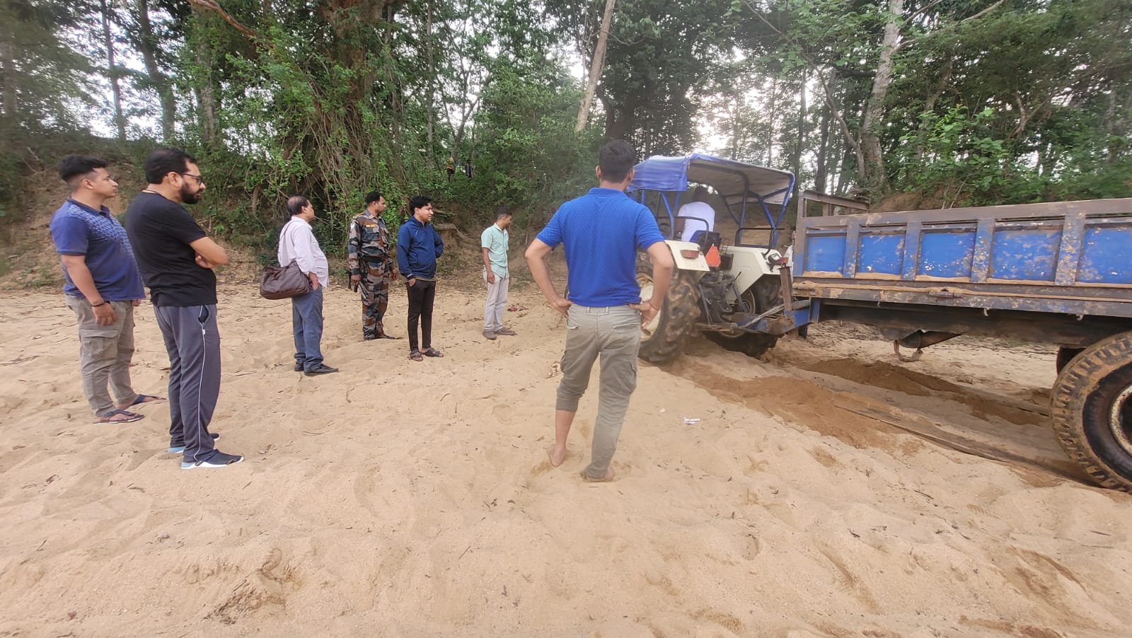 Simdega News : अवैध बालू खनन पर प्रशासन की सख्ती, शंख नदी व सोगड़ा बालू घाट पर छापेमारी