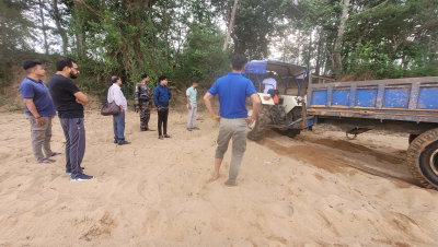 Simdega News : अवैध बालू खनन पर प्रशासन की सख्ती, शंख नदी व सोगड़ा बालू घाट पर छापेमारी