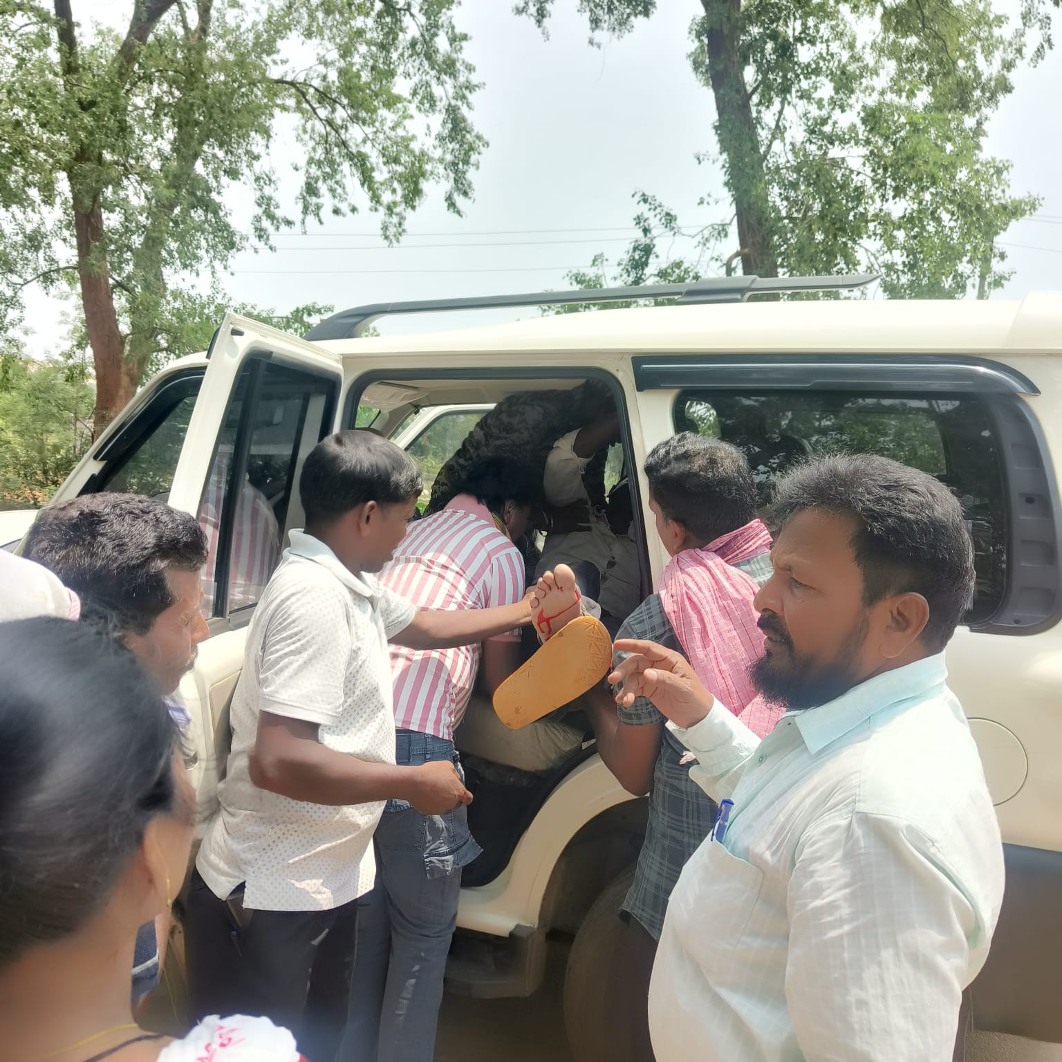Simdega News : बीमार बच्चे का इलाज कराने जा रहे पिता सड़क हादसे में घायल