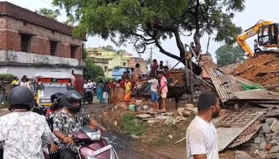 Dhanbad News : बरमसिया में रेल प्रशासन का अतिक्रमण हटाओ अभियान, विरोध के बाद रुकी कार्रवाई
