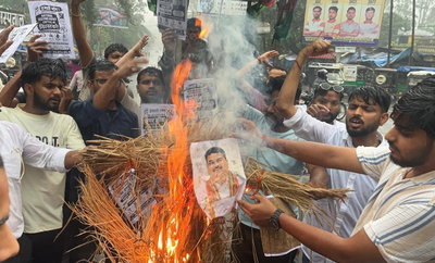 Hazaribagh News : पेपर लीक मामले को लेकर छात्रों ने फूंका केंद्रीय शिक्षा मंत्री का पुतला