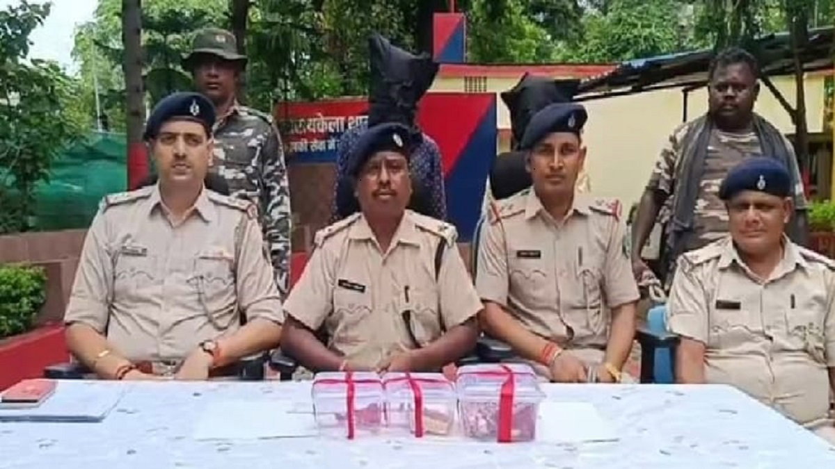 Seraikela News : गुलगुलिया बस्ती में पुलिस का छापा, घरों में चोरी करने वाले गिरोह का सरगना गिरफ्तार
