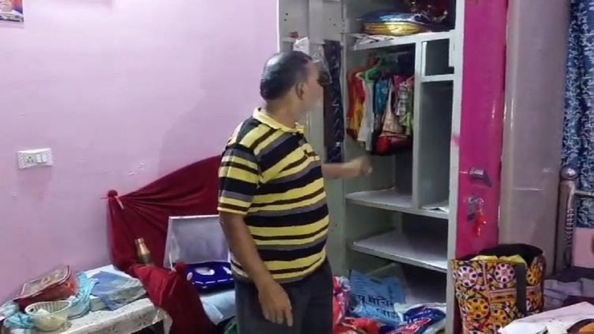 Dhanbad News : रेलकर्मी के बंद घर में लाखों की चोरी, गहने व नकदी ले उड़े चोर