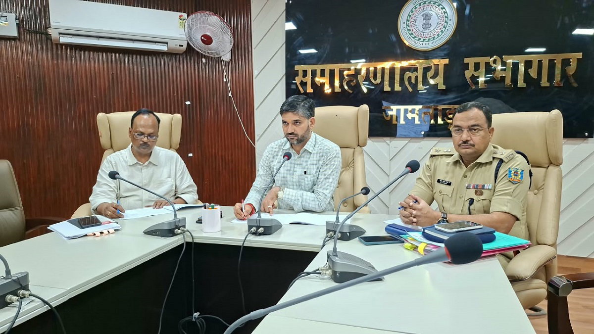 Jamtara News : जिले में अवैध खनन पर डीसी सख्त, बंद खदानों की क्लोजर रिपोर्ट देने का निर्देश