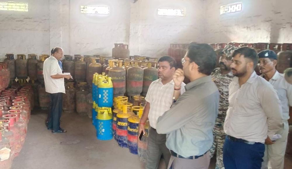 Dhanbad News : गैस एजेंसी में एसडीओ का छापा, 4,758 किलो अधिक गैस भंडारण मिला