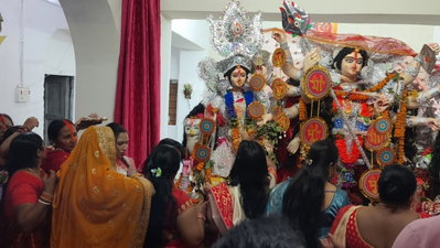 Chaibasa News : सिंदूर खेला के साथ मां दुर्गा को दी विदाई, उमड़ी महिलाओं की भीड़