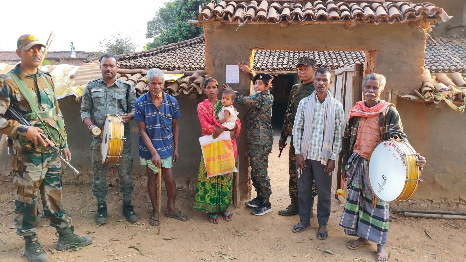 लातेहारः पुलिस ने फरार आरोपी के घर चिपकाया इश्तेहार