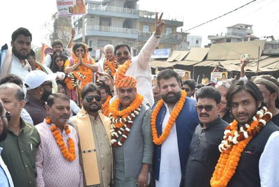 पलामूः प्रचार थमने से पहले मेयर प्रत्याशी पूनम सिंह ने मेदिनीनगर में किया रोड-शो